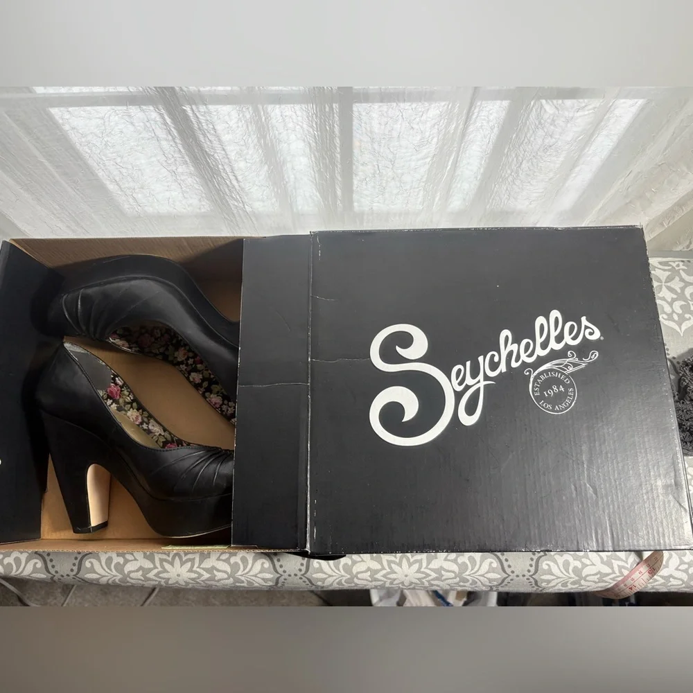 Seychelles Black Heels with Floral Lining - Picture 10 of 12